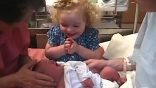 Cuando veas como esta niña calma a su recién nacida hermana, te matara la ternura.
