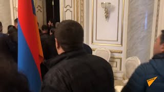 Что творится в здании правительства?