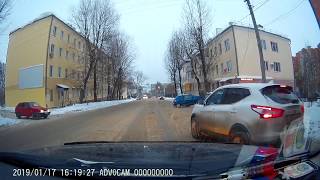 Происшествие. Автомобиль занесло в сугроб на обочине.