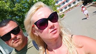 ????Прогуливаемся по территории гостиничного комплекса ????Рута на обед и обратно Старые дети лучше новых????