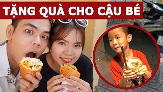Tặng quà cho cậu bé bán hàng rong (Oops Banana Vlog #109)