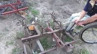 Мини-трактор МТЗ 132н. Окучник с колючими роликами.