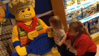 Мы нашли большие фигуры из Lego в отделе lego sity
