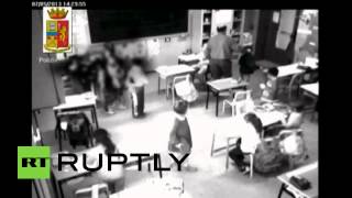 В Италии школьного учителя уличили в жестокости благодаря скрытой камере