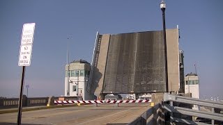 Drawbridge rasies for 3 boats