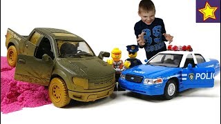 Машинки из Китая Полицейский Форд и Пикап Погоня за пикапом с песком Cars toys video