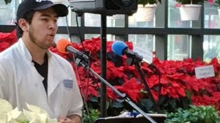 Grocery Store Employee Wows Shoppers With Christmas Carols