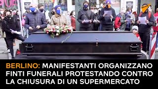 Berlino: manifestanti organizzano finti funerali protestando contro la chiusura di un supermercato