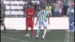 Vẩy bóng cầu vồng vượt qua đối thủ - Leandro Damiao ( Internacional )