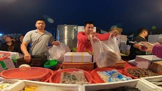 0104-4無骨鱈魚賣100元 阿姨你不要害老闆被打阿 有買的才能再買100 這是福利標喔 嘉義趙又廷海鮮拍賣109年星期六斗南夜市77