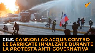 #Cile: cannoni ad acqua contro le barricate innalzate durante la protesta anti-governativa