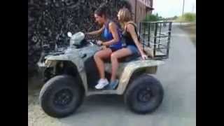 Ragazza guida un kingquad Suzuki 700 cc