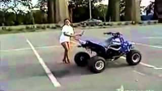 mulher empinando de quadriciclo