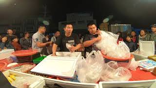 0101-14又廷哥被譙 竟然飆髒話了 大哥說鮭魚可以先賣嗎我要回台北了 鮭魚搬上桌後老闆跟阿銓說呢了一句話 大哥竟然標髒話了 嘉義趙又廷海鮮拍賣109年星期三彰化溪湖夜市大哥竟然飆髒話了36