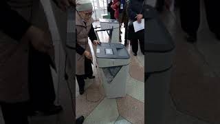 Выборы 2021: на участке №1111 в Бишкеке в АСУ застрял бюллетень, его вытащили вручную