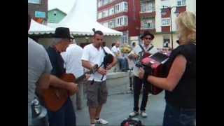 Canción de taberna en Espasante Porto - la música toma calles y bares