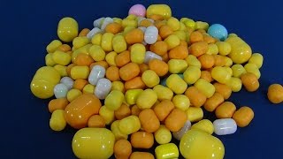 Киндер сюрприз. Много киндер сюрпризов на столе. Открываю киндер яйца