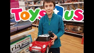 Машинка MINI радио управляемая в TOYS "R" US Валентин играет!