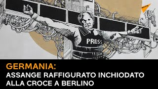 Germania: Assange raffigurato inchiodato alla croce a Berlino