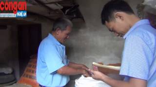 Người dân vùng lũ đối phó với mùa mưa bão sắp đến gần