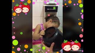 Дочь и мама, делающая фаршированную булочку - Дети играют в забавные игры