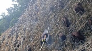 Menantang, panen madu di karang terjal supayang