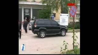 Makina e Qeveris bllokon hyrjen e Spitalit