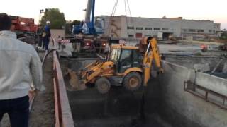 Автокран 32 тонны опускает JCB 3cx в котлован ТехВН Великий Новгород