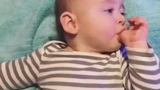 ☑ Почему дети любят сосать большой палец? ☑ 2019 Babies love their thumbs