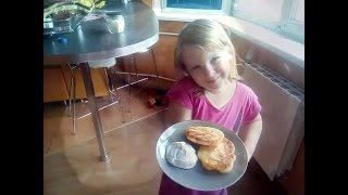 Завтрак для папы —  Соня Ретцер 4 года. Одно из первых видео)))