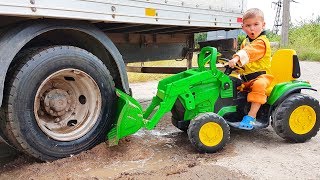 Um caminhão preso na lama - Dima monta um trator para ajudar