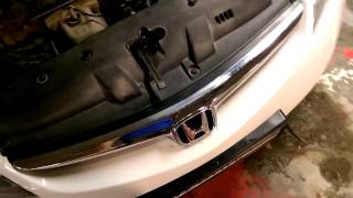 Honda Civic 4d как снимается пластиковая накладка над радиатором