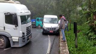 Caminhão atravessado na serra Oswaldo Cruz sentido Ubatuba