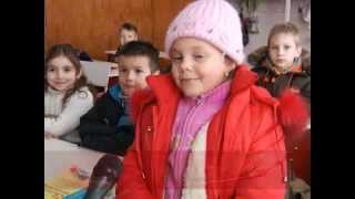 В классе 8 градусов- дети учатся в верхней одежде.