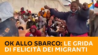 Ok allo sbarco: le grida di felicità dei migranti