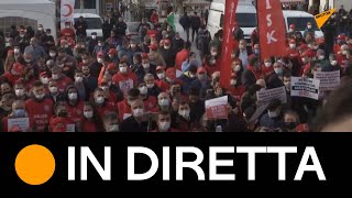 #Istanbul: manifestanti in piazza per il crollo della lira