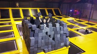 SNACHTS OPGESLOTEN IN TRAMPOLINE PARK!
