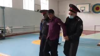 Выборы 2020: Мужчину, разорвавшего бюллетень, выводит милиция. Сокулук