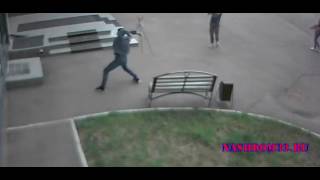 Мужик бьет стекла в Росреестре