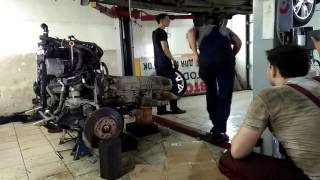 Снимаем двигатель с Туарега vr6