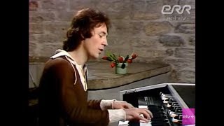 Яак Йоала "Pilgrim's Progress" (Matthew Fisher) поет на эстонском.