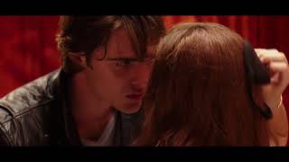 El  Stand de los besos Elle y Flynn se besan FULL HD - Español latino