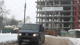 Рухнувший строительный навес чуть не убил человека