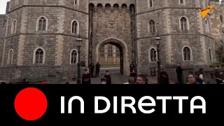 Fuori dal Castello di Windsor, il giorno dopo la morte del principe Filippo