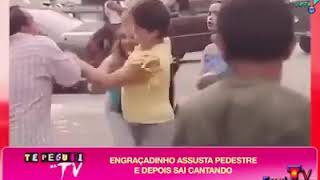 Pegadinhas do João Kleber - Folgado assusta pessoas na rua e depois sai cantando
