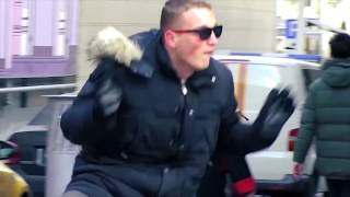 Edward Bil получает в Сосальню