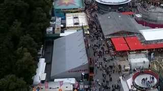 Колесо обзора.Вид сверху на пивной праздник (Volksfest) в городе Rosenheim. Бавария.