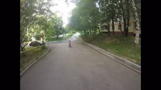 Гоняем. Мама на самокате. Ребёнок на беговеле strider.