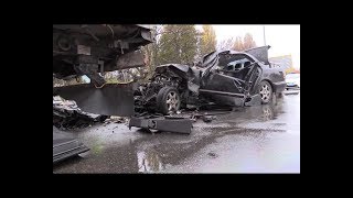 Ужасное смертельное ДТП. BMW влетел в стоячий грузовик. Осталась лишь груда металла…