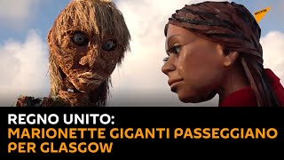Regno Unito: marionette giganti passeggiano per Glasgow